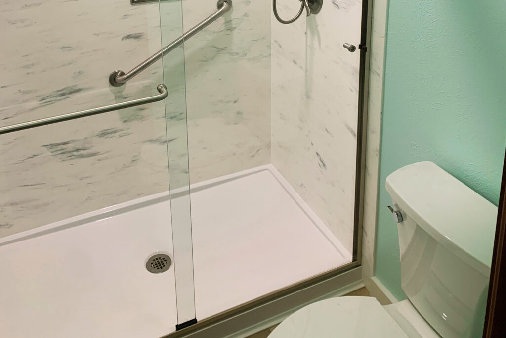 Barrierearme Dusche mit niedrigen Einsteieg