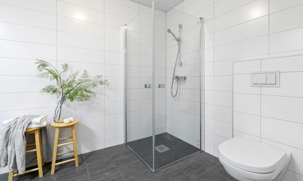 Barriearmes Bad mit niedriger Dusche