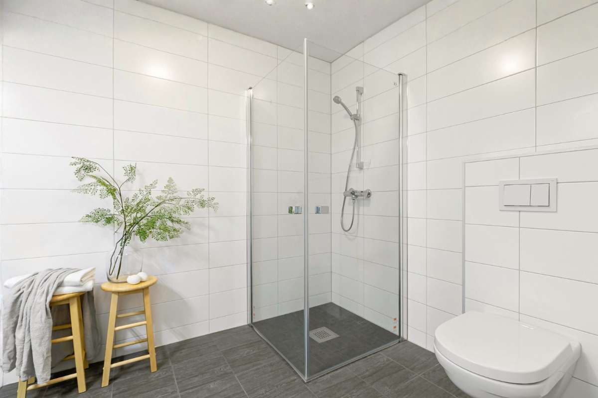 Barrierefreie Dusche mit Eckeinstieg Barrierefreie Dusche mit Eckeinstieg