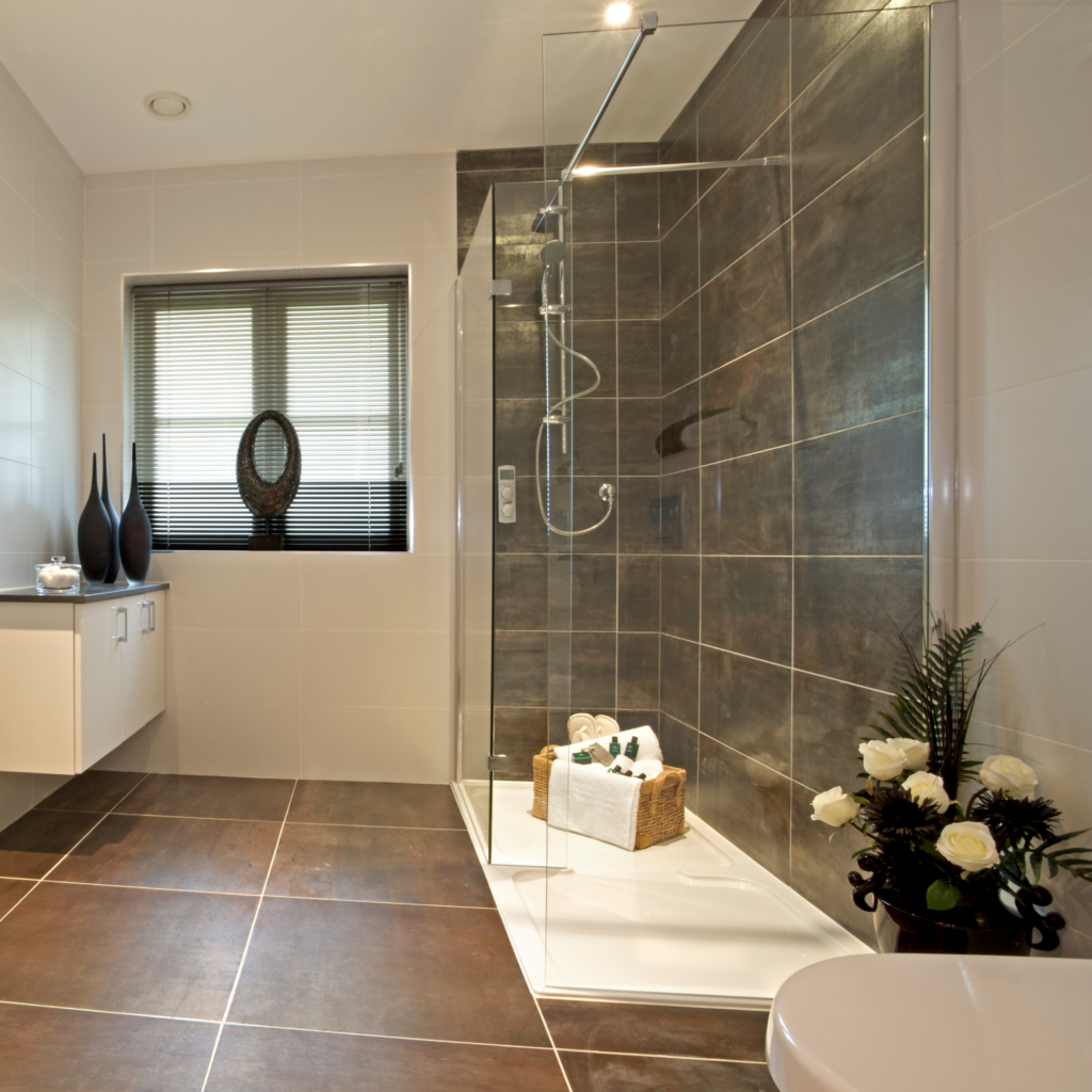 Hochwertiges Badezimmer - barrierearm und sicher Helles, modernes Badezimmer mit barrierearmer Dusche, Glasabtrennung und komfortabler Ausstattung.