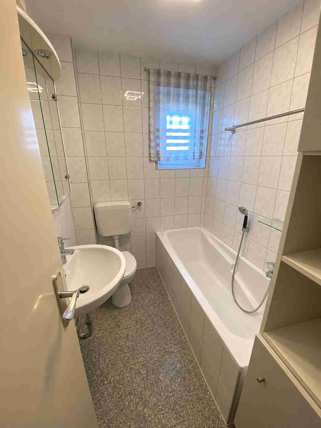 Barrierearmer Badumbau Ansbach | SeniorenBad Franken Kleines bestehendes Badezimmer mit Badewanne, Waschbecken und WC vor dem geplanten barrierearmen Badumbau, Raum Ansbach.